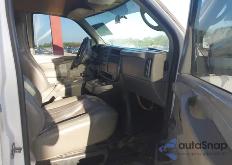 2005 Chevrolet Express z USA, uszkodzony, nr VIN 1GCGG25V951197049